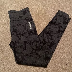 seamless black camo gymshark leggings with booty scrunch